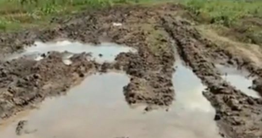 Jalan di Candipuro Lampung Selatan Seperti Kubangan Kerbau