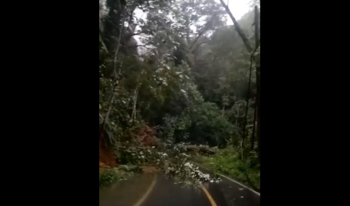 Hingga Jumat Malam, Jalan Liwa – Krui Masih Lumpuh karena Longsor