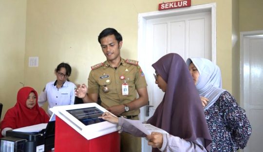 layar sentuh tablet (tablet touchscreen) yang disipakan di Kantor Kelurahan Tombang Permai untuk memudahkan masyarakat mendapatkan layanan. (foto: Ist)