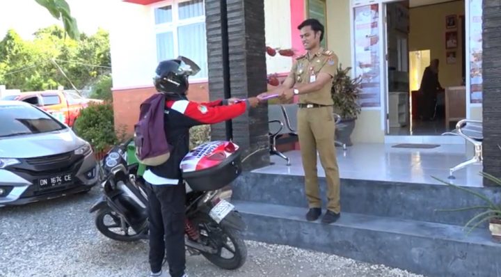 Delivery Layanan Sistem Toper Kece (DLSTK), layanan antar berkas yang memungkinkan warga cukup tinggal di rumah dan berkasnya diantar oleh petugas kelurahan Tombang Permai. (foto: Ist)
