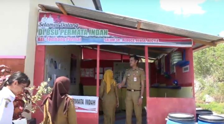Didik Jibran, membuat gerakan menjaga lingkungan “Geber Maling” (Gerakan Bersama Selamatkan Lingkungan) dengan mengumpulkan sampah plastik serta membentuk adanya bank sampah. (foto: Ist)