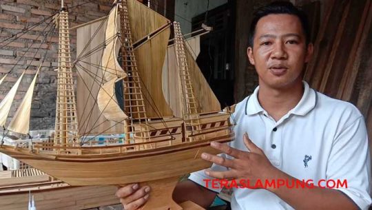 Penjual Ikan Ini Mengubah Bilah Bambu Jadi Miniatur Pinisi Bernilai Tinggi