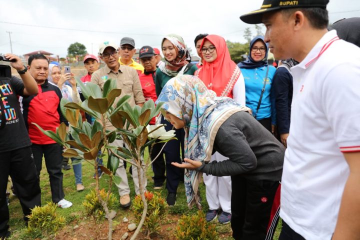 Wagub Lampung Ajak Masyarakat Nikmati Indahnya Bunga Magnolia di Kebun Raya Liwa