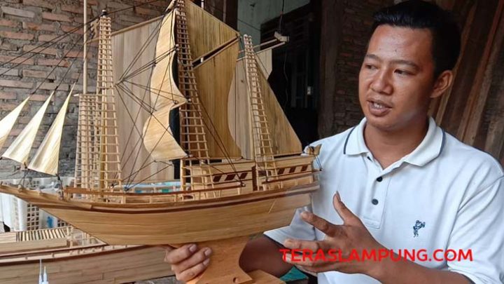 Uniknya Miniatur Kapal Pinisi Bambu Karya Warga Lampung Selatan