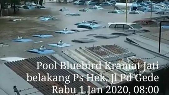 Viral Foto Pool Taksi Kebanjiran, Ini Komentar Blue Bird