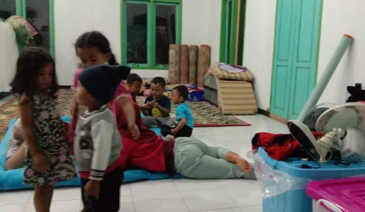 Warga baik orangtua dan anak-anak, korban banjir di Dusun Sidosari, Desa Sidomulyo mengungsi di Mushola terdekat di wilayah tersebut.