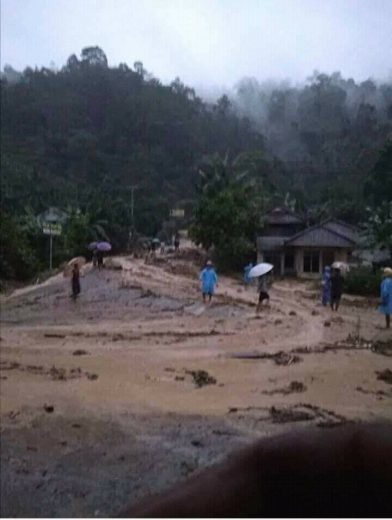 Banjir-Longsor di Waykerap-Sedayu, Jalinbar Tanggamus – Pesisir Barat Putus Total
