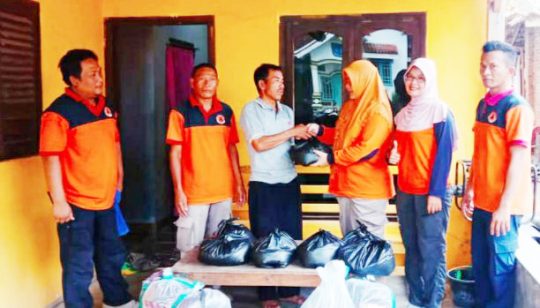 Warga Korban Banjir di Sidomulyo Lamsel Terima Bantuan Beras Baru