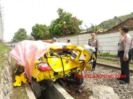 Menabrak Kereta Api Babaranjang, Honda Brio Ringsek