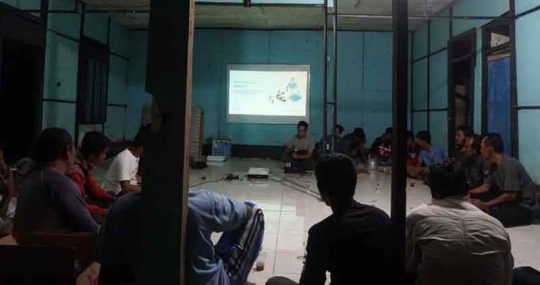 Petambak Udang di Dipasena Deteksi Penyakit Udang dengan Aplikasi Jala