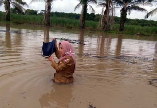 Guru Pejuang dari Lampung Utara Ini Tetap ke Sekolah Meski Harus Menerjang Banjir