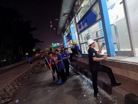 Jakarta Banjir: Jadi Pos Pengungsi, Jalur Transjakarta Tak Beroperasi