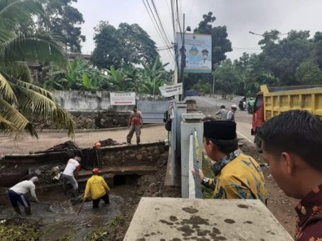 Walikota Herman HN Tinjau Pengerukan Drainase Penyebab Banjir di Rajabasa