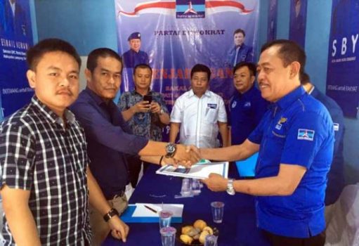 Pilkada Lamsel, Ishak Ambil Formulir Pendaftaran di Partai Demokrat