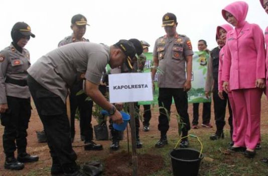 Polresta Bandarlampung Tanam Pohon di Lapangan Kalpataru
