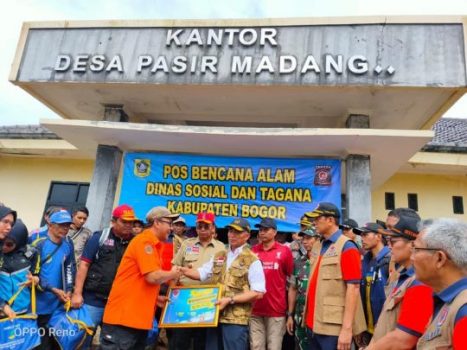 Kepala BNPB dan Menko PMK Sambangi Korban Banjir – Longsor di Sukajaya Bogor