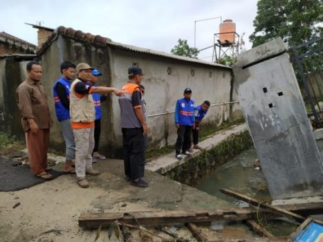 Kepanduan dan Relawan PKS Lampung – Metro dan Pengojek Online Perbaiki Talud