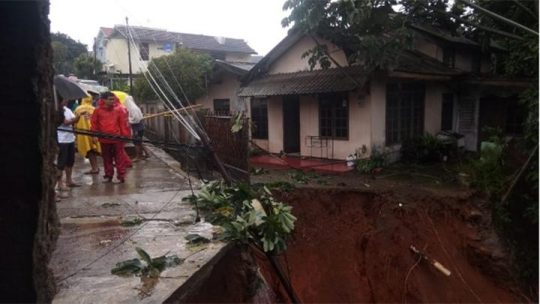 Empat Orang Meninggal Akibat Longsor dan Banjir di Depok