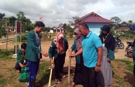 Mahasiswa KKN Unila di Kampung Paduan Rajawali Tanam Pohon Alpukat
