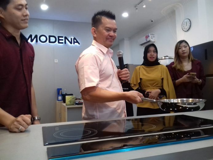 Di Modena Home Center Bandarlampung, Calon Pembeli Alat Elektronik Bisa Jajal Produk