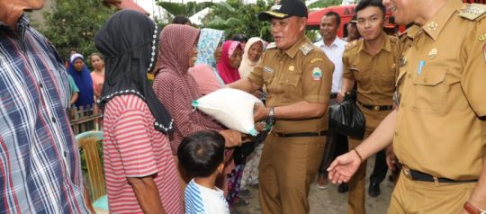 Puluhan Rumah di Lamsel Kebanjiran, Nanang Bagikan Paket Sembako