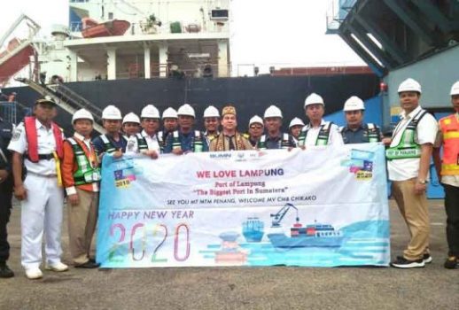 Penyambutan kapal asing pertama yang sandar di Pelabuhan Panjang, Bandarlampung, Jumat (3/1/2020).