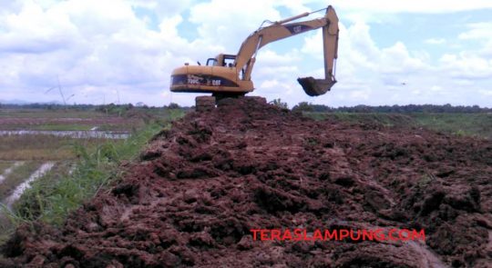 Jebol Diterjang Banjir, Tanggul Way Katibung Mulai Diperbaiki