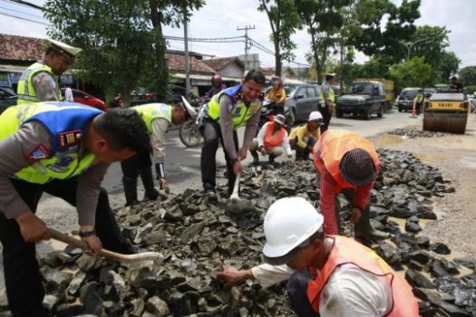 Petugas Sat Lantas Polresta Bandarlampung Timbun Jalan Berlubang di Jl Ryacudu
