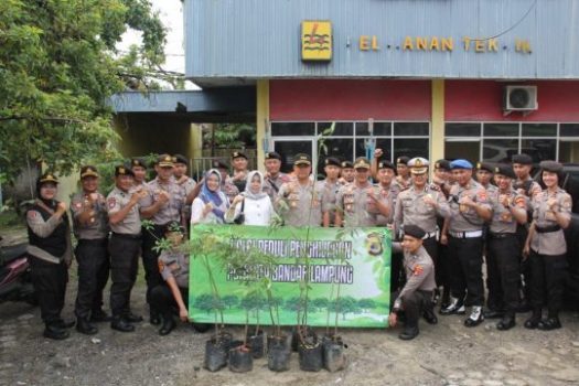 Polresta Bandarlampung dan Dinas Pertanian Tanam Pohon di Pinggir Jalan Yos Sudarso
