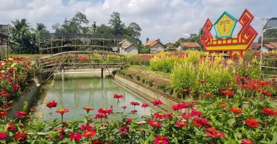 Menyambangi Taman Punden di Mulyosari Metro