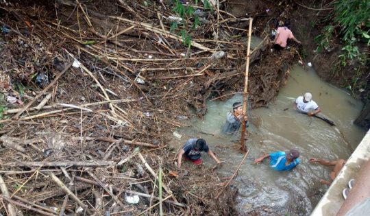 Usai Banjir, Warga Seloretno Bersihkan Sungai Bungur yang Penuh Sampah