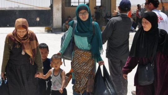 Keluarga WNI yang pernah bergabung dengan ISIS di Suriah akhirnya dipulangkan pada 2017 lalu. Foto: AFP via BBC