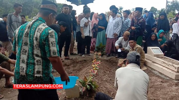 Disertai Isak Tangis Keluarga, Jenazah Pasien BPJS yang Meninggal di Selasar RSUAM Dimakamkan