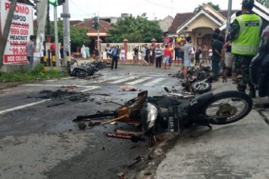 Sejumlah Kendaraan Dibakar Massa Menjelang Persebaya vs Arema FC
