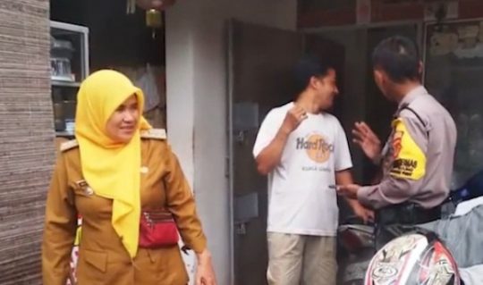 Camat Tanjungkarang Pusat, Maryamah saat mendatangi rumah Lilis yang menjadi korban pencurian.