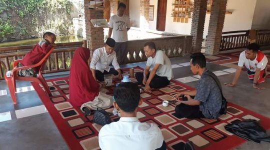 Anggota DPRD Provinsi Lampung dari Fraksi PKS, Antoni Imam menerima kunjungan penggiat literasi “Perpustakaan Cinta Baca” Desa Bulok yang mengembangkan inovasi daun kelor di kediamannya di Desa Sidorejo, Kecamatan Sidomulyo.