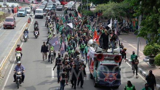 Ojek Online Demo Wacana Larangan Motor di Jalan Nasional