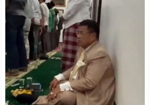 Viral Video Hotman Paris Terjebak di Dalam Masjid