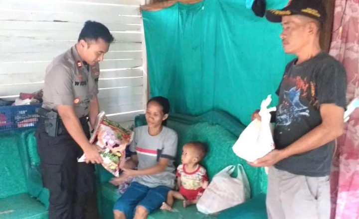 Peduli Sesama, Kapolsek Katibung Berikan Bantuan Warga Kurang Mampu