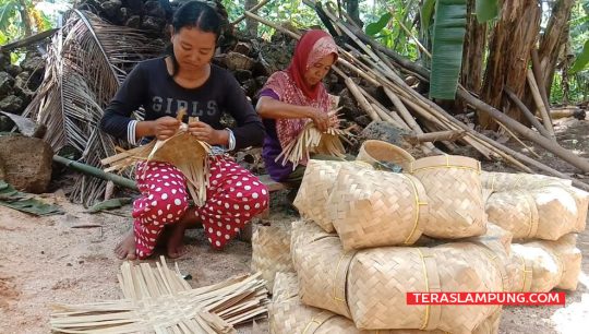 Selama 46 Tahun Mbah Maniyem Menggeluti Kerajinan Anyaman Bambu