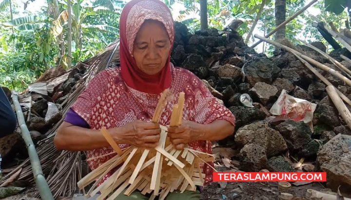 Meski diusianya yang sudah tidak lagi muda, Mbah Maniyem (56) masih begitu cekatan menganyam bilah bambu jenis apus yang akan dijadikan tompo yang sudah dipesan konsumen ataupun tengkulak.
