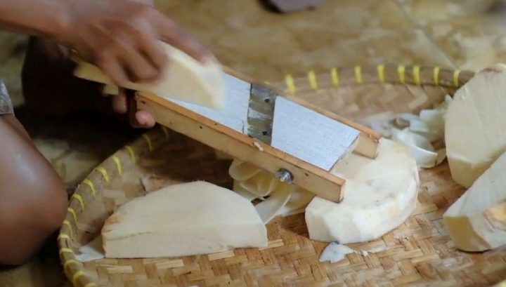 Setelah direndam, Bonggol pisang kepok diiris tipis-tipis