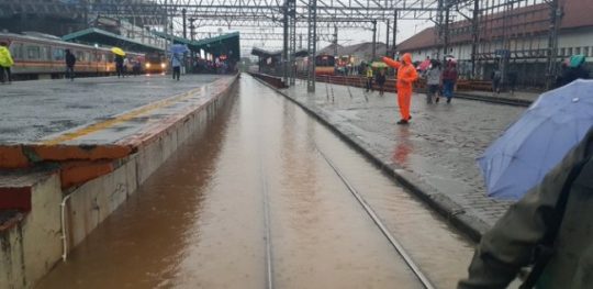 Rel Terendam Banjir, KRL Siapkan Rekayasa Pola Operasi Kereta Commuter