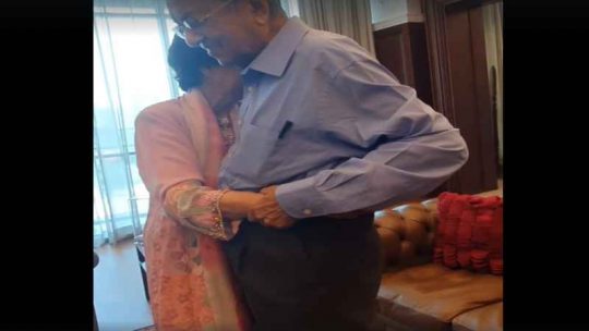 Detik-detik Mengharukan Mahathir Dipeluk Erat Istri Saat Pelantikan Muhyiddin Yassin
