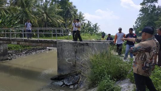 Nanang Ermanto Janji Perbaiki Jembatan di Desa Berundung