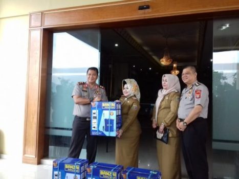 Polda Lampung Serahkan 10 Unit Alat Penyemprot Desinfektan kepada Dinkes