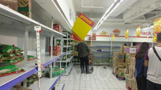 Panik Virus Corona, Warga Borong Minyak hingga Susu di Swalayan