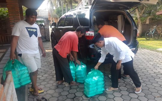 Cegah Virus Covid-19, Antoni Imam Bagikan Masker dan Makan untuk Para Buruh