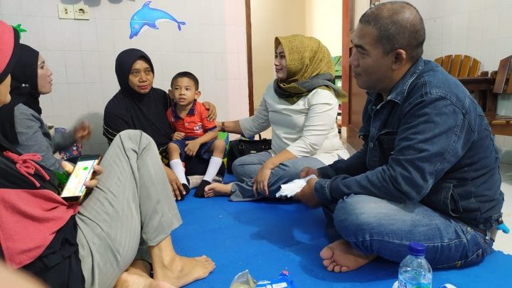 Yuti Hipni Sambangi Anak-anak Tuna Wicara