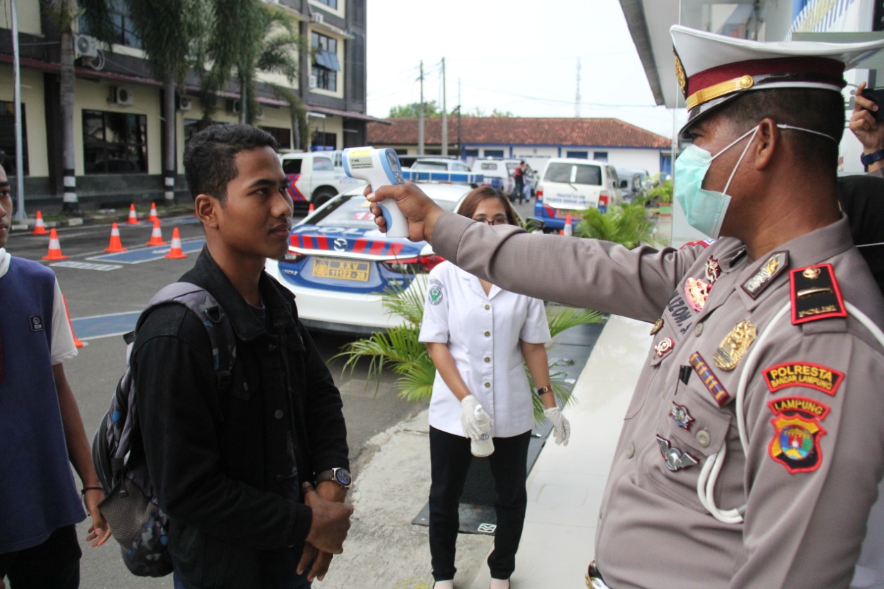 Antisipasi Virus Corona, Polres Bandarlampung Cek Suhu Tubuh di Satpas 2526
